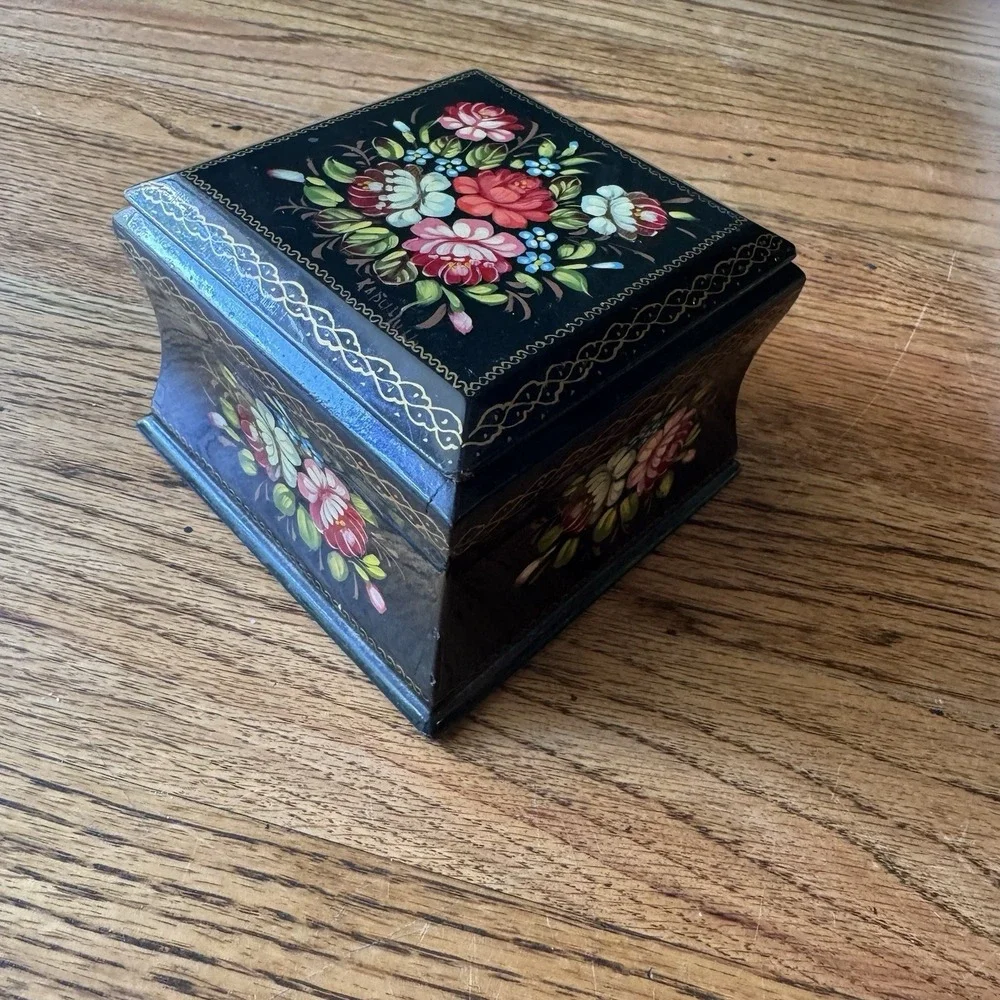 Vintage Russian Lacquer Box | Hand-painted Florals | Artist Signed | Fedoskino?